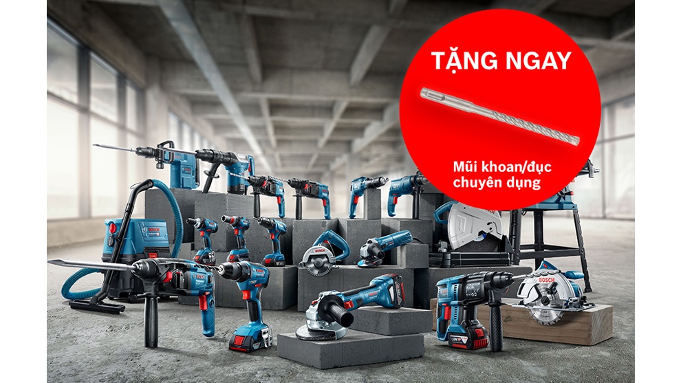 Nhiều công cụ Bosch Professional xếp trên nền bê tông, nền sáng, có biểu ngữ khuyến mãi.
