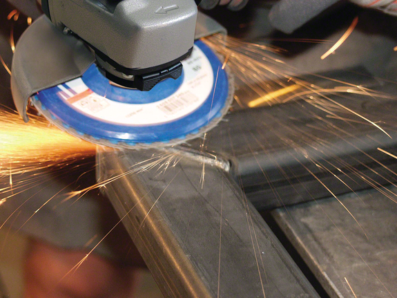 Máy mài góc cắt kim loại có tia lửa bắn ra.