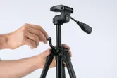 Chân máy xây dựng Bosch BT 150 có thể điều chỉnh chiều cao.
