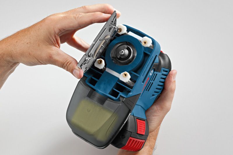 Người đang thay miếng chà nhám trên máy chà nhám quỹ đạo không dây.