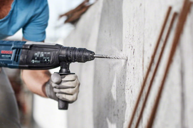 Mũi khoan búa SDS plus-3 Người đeo thiết bị an toàn khoan vào tường bê tông.