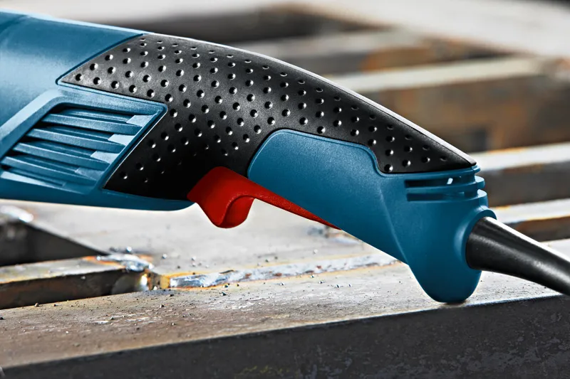 Cận cảnh tay cầm của dụng cụ điện cầm tay tiện dụng có kết cấu với cò súng có thể nhìn thấy được.