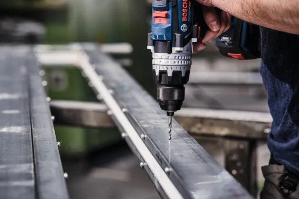 Object #200255104: Bosch_HSS_Point_Location22760 Máy khoan không dây tạo lỗ trên thanh kim loại.