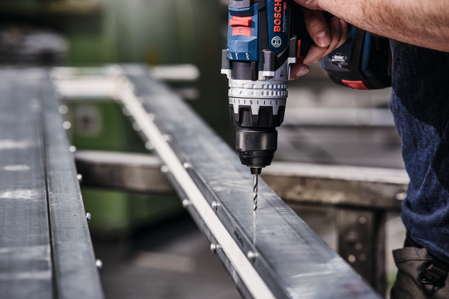 Mũi khoan xoắn HSS PointTeQ 13,0 mm Máy khoan không dây tạo lỗ trên thanh kim loại.