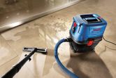 Máy hút bụi ướt/khô hút nước từ sàn gạch.