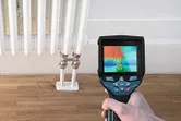 Một người sử dụng camera nhiệt để kiểm tra sự phân phối nhiệt trên bộ tản nhiệt.
