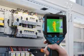 Người ta sử dụng camera nhiệt để kiểm tra các bảng điện nhằm tìm ra bất thường về nhiệt.