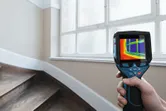 Người ta sử dụng camera nhiệt để quét những thay đổi nhiệt độ gần cửa sổ.