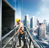 Công nhân xây dựng trên tòa nhà cao tầng.