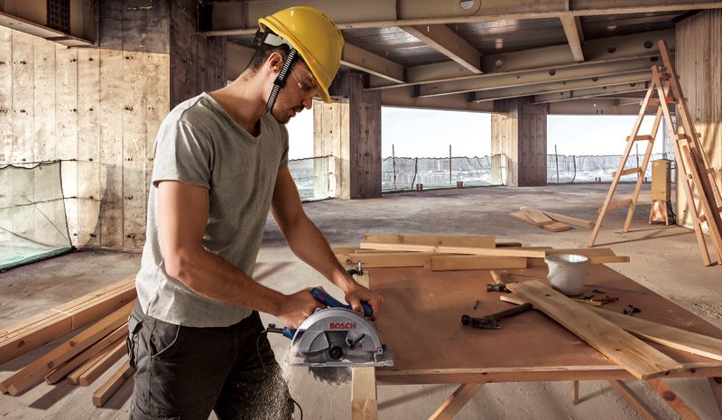 Công nhân đang cưa ván gỗ.