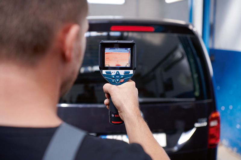 Người ta sử dụng camera nhiệt để quét cửa sổ sau của xe.