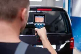 Người ta sử dụng camera nhiệt để quét cửa sổ sau của xe.
