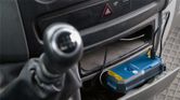 Sạc pin trong bảng điều khiển trên ô tô thông qua cáp USB.