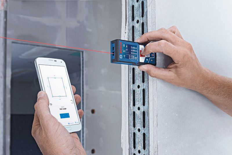 Một người sử dụng máy đo laser để ghi lại dữ liệu khoảng cách trên điện thoại thông minh.