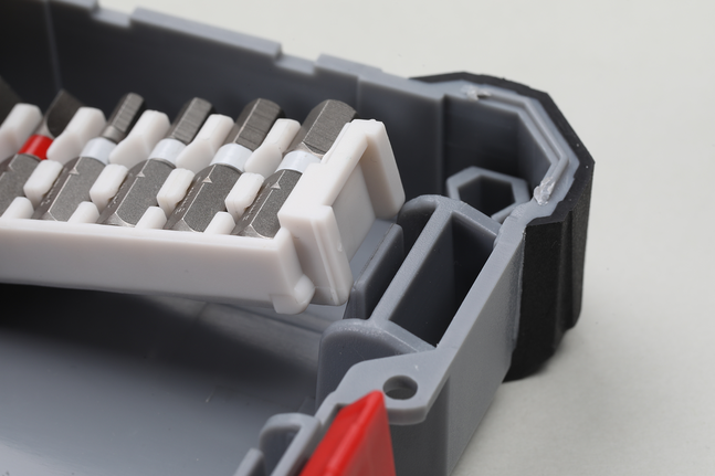 Các loại đầu vít khác nhau được sắp xếp trong một hộp nhựa màu xám.