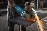 Cắt thép bằng máy mài góc.