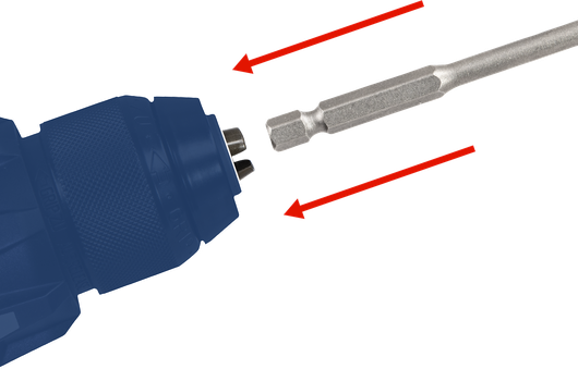 Mũi khoan đang được đưa vào đầu kẹp với các mũi tên màu đỏ chỉ ra chuyển động.