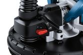 Máy chà nhám tường thạch cao Bosch GTR 550 cận cảnh, điều khiển miếng chà nhám.
