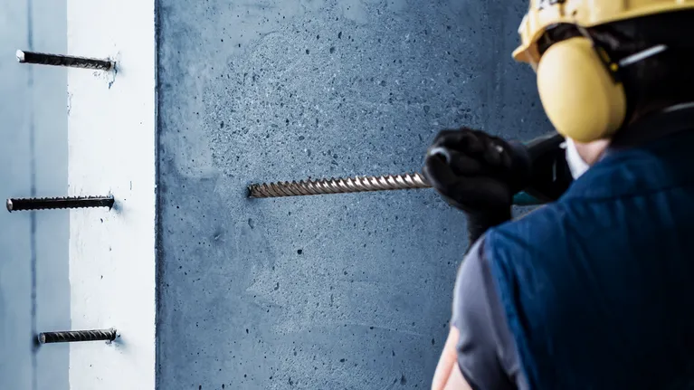 Mũi khoan búa EXPERT SDS max-8X 12 x 200 x 340 mm Người đeo thiết bị an toàn khoan vào bê tông để lắp cốt thép.