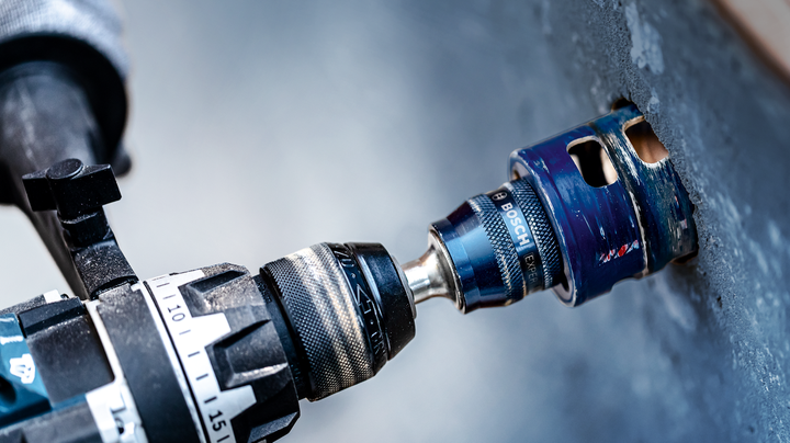 Object #200360553: 2793186_app_web_01 Khoan bằng máy cưa lỗ để tạo đường cắt tròn trên tường bê tông.