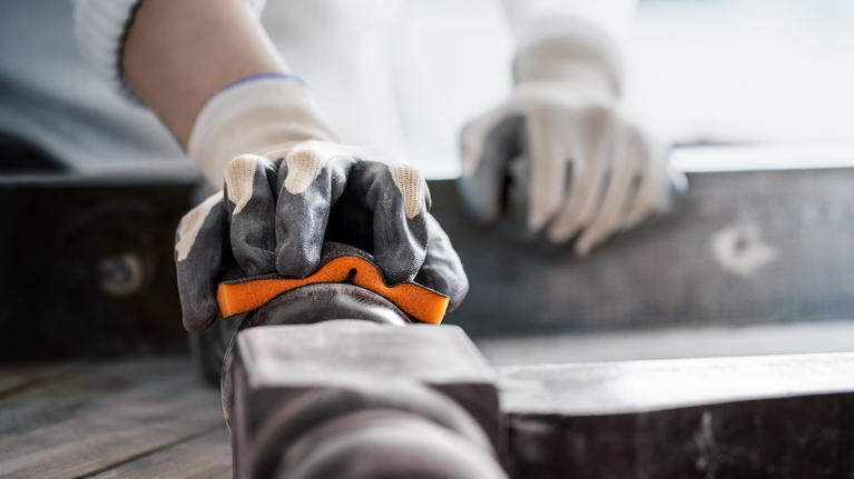 Người đeo thiết bị an toàn nắm chặt một ống kim loại để căn chỉnh.