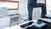 Máy cân bằng laser có vỏ màu xanh và đen để thực hiện nhiệm vụ căn chỉnh chính xác.