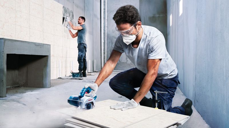 GDC 140 Máy cắt gạch kim cương Bosch GDC 140 đang được sử dụng.