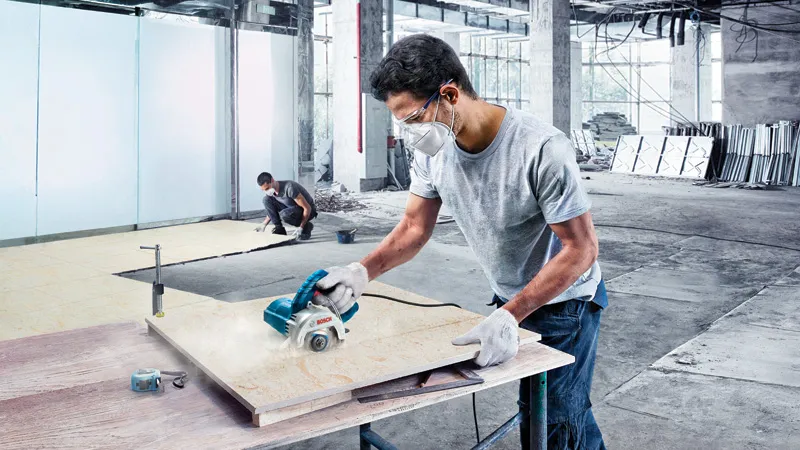 Máy cắt gạch kim cương Bosch GDC 140 đang được sử dụng tại công trường.