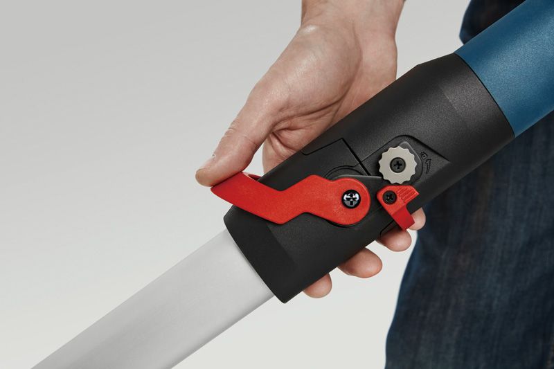 GTR 550 Một người đang điều chỉnh cần khóa màu đỏ trên tay cầm máy chà nhám tường thạch cao.