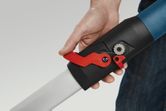 Một người đang điều chỉnh cần khóa màu đỏ trên tay cầm máy chà nhám tường thạch cao.