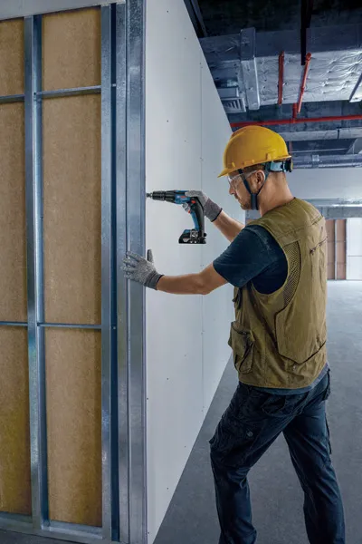 Công nhân đang khoan tấm tường.