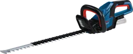 Máy cắt tỉa hàng rào dùng pin Bosch GHE 18V-60 để cắt tỉa cây bụi.