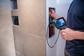 Người ta sử dụng camera kiểm tra để kiểm tra bên trong tấm tường.