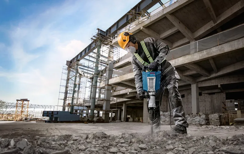 GSH 14 C Công nhân sử dụng máy khoan búa tại công trường.