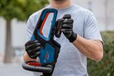 Người đeo thiết bị an toàn sẽ lắp pin vào dụng cụ điện không dây.
