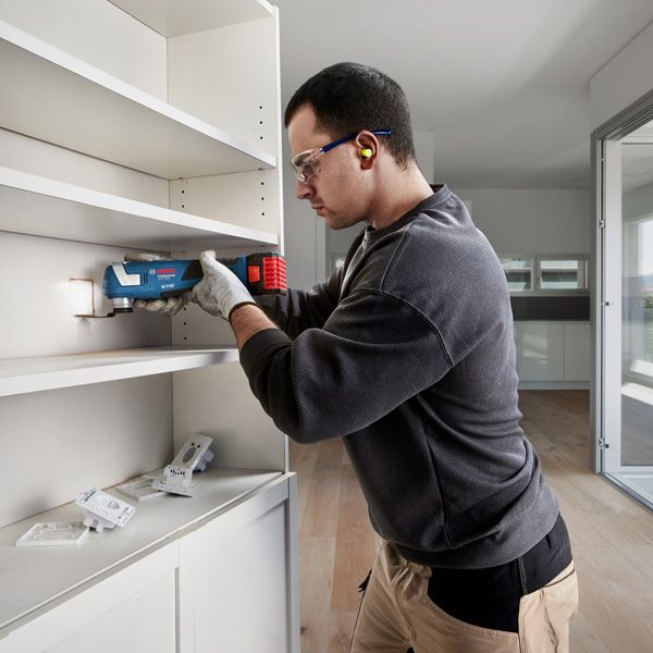 Máy cắt đa năng dùng pin Bosch GOP 185-LI dùng để lắp trên kệ.