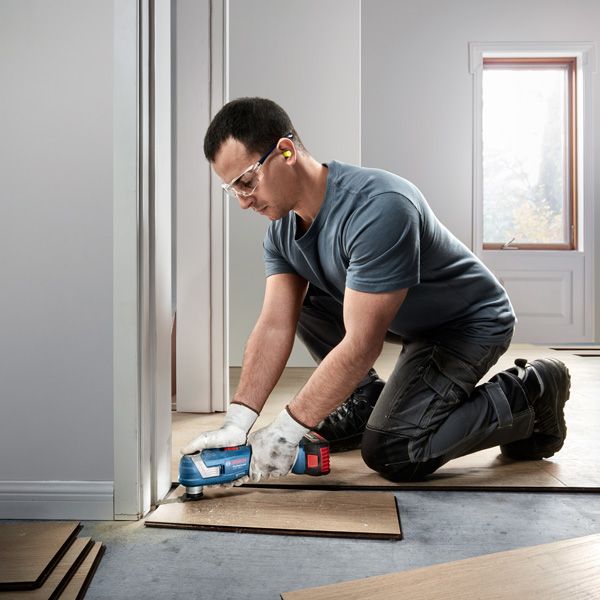 Máy cắt đa năng dùng pin Bosch GOP 185-LI cắt ván sàn.