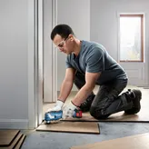 Máy cắt đa năng dùng pin Bosch GOP 185-LI cắt ván sàn.