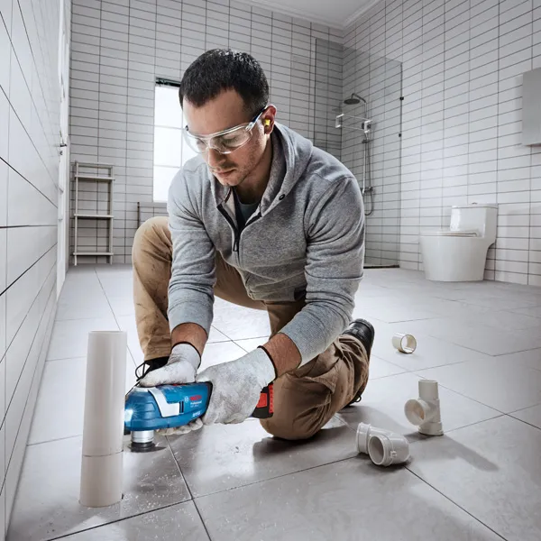 Máy cắt đa năng dùng pin Bosch GOP 185-LI cắt ống PVC.