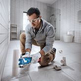 Máy cắt đa năng dùng pin Bosch GOP 185-LI cắt ống PVC.