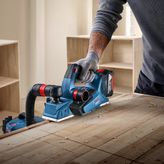 Máy bào không dây Bosch GHO 18V có chức năng hút bụi.