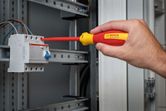 Người ta sử dụng tua vít cách điện để điều chỉnh hệ thống dây điện trong bảng điện.