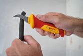 Người ta sử dụng dao điện cong để cắt vỏ cáp.