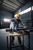 Một người mặc đồ bảo hộ đang cắt ống thép, tạo ra tia lửa bằng máy cưa điện.