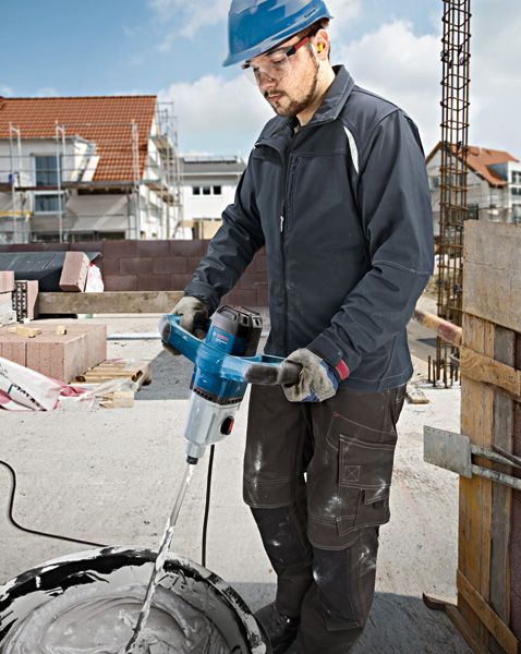 GRW 140 Một người mặc thiết bị an toàn trộn vật liệu bằng cơ chế khuấy điện.