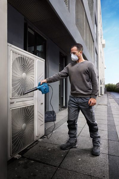Máy thổi Bosch GBL 650 dùng để vệ sinh máy điều hòa.