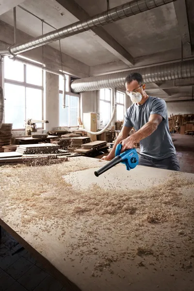 GBL 650 Máy thổi bụi Bosch GBL 650 thổi sạch mùn cưa khỏi bàn làm việc.