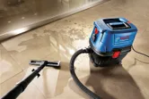 Máy hút bụi ướt và khô hút nước từ sàn gạch.
