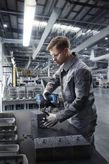 Máy vặn vít không dây Bosch ISR 18V-30 PHX đang được sử dụng.