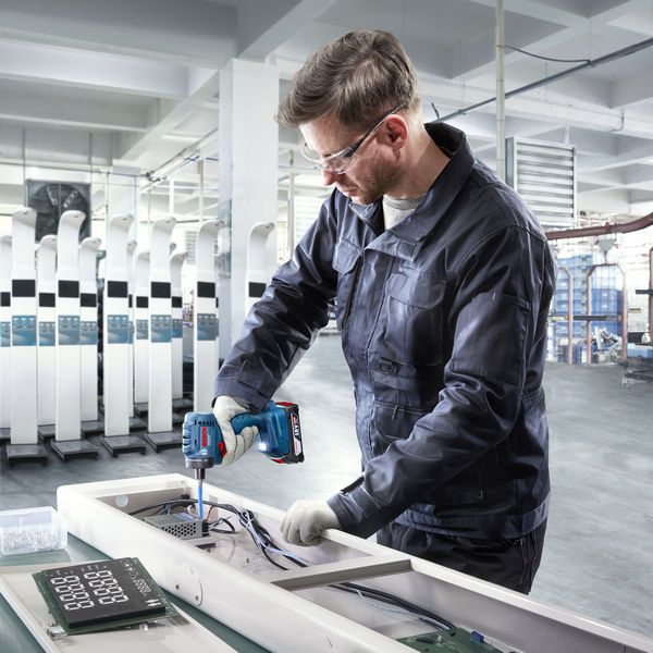 ISR 18V-30 PHX Máy vặn vít Bosch ISR 18V-30 PHX đang sử dụng, mô-men xoắn tự động ngắt.